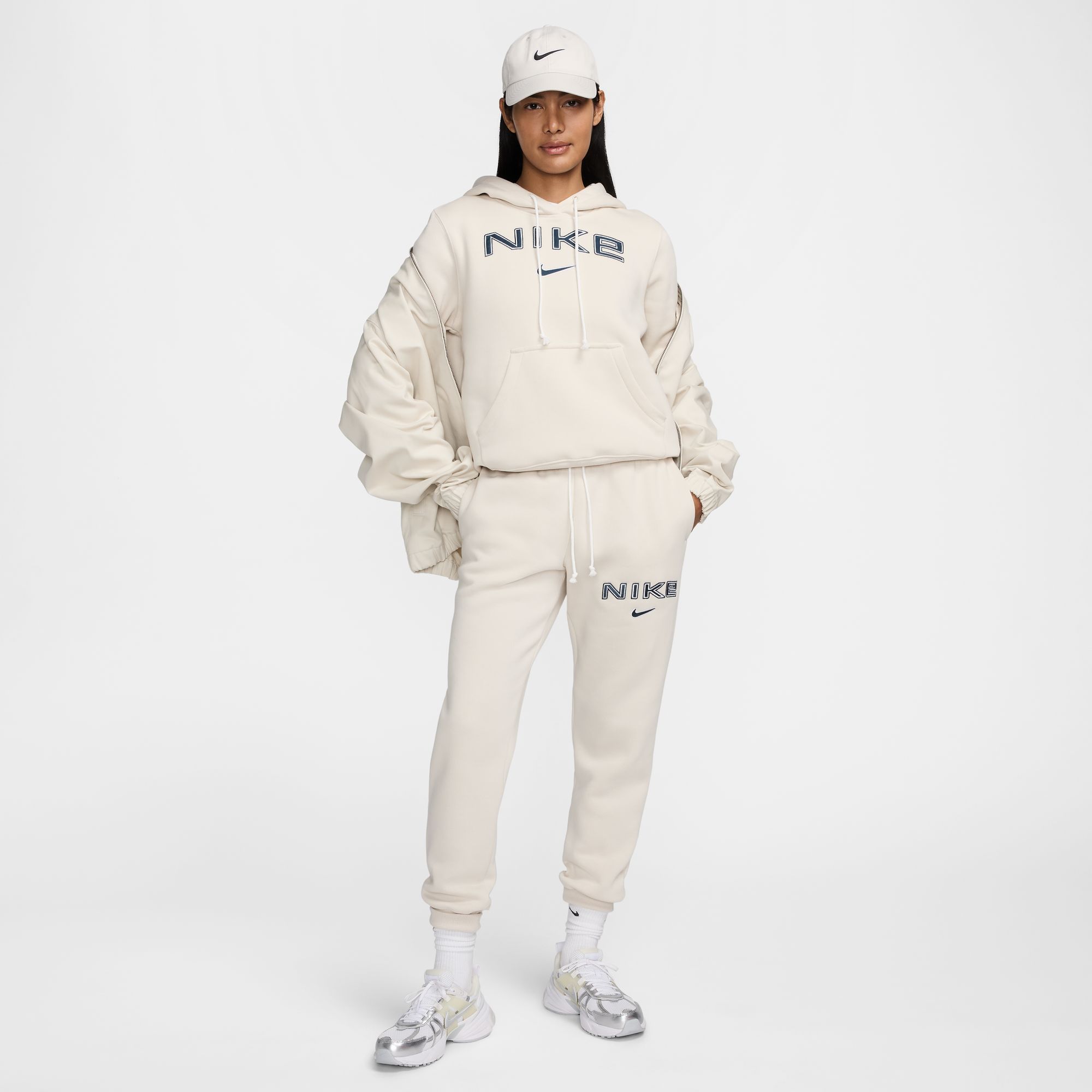 NIKE W NSW PHNX FLC STD PO LOGO HDY LT OREWOOD BRN/WHITE/ARMORY NA – Bild 9