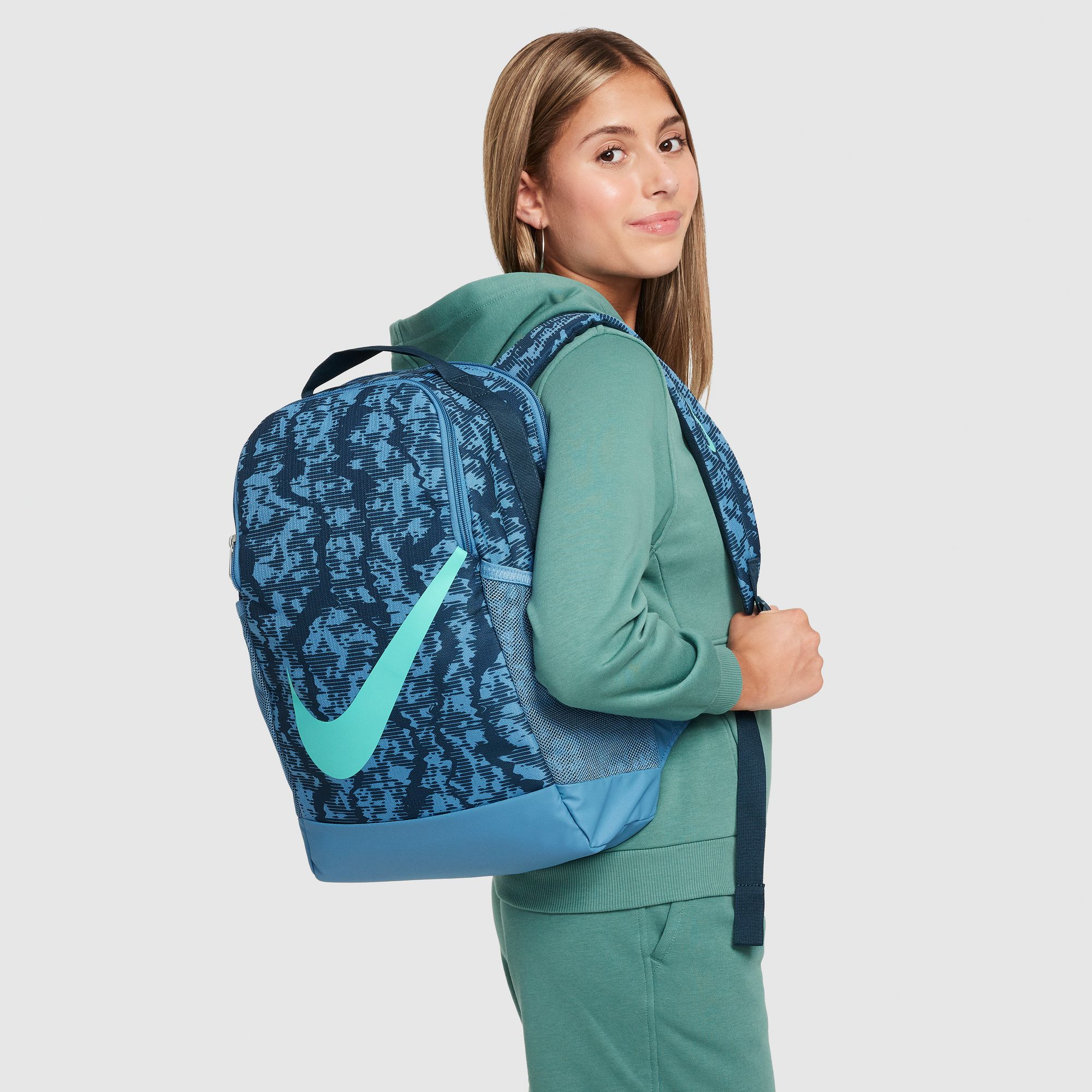 NIKE Y NK BRSLA BKPK - CAT AOP FA24 ARMORY NAVY/AEGEAN STORM/GREEN – Bild 8