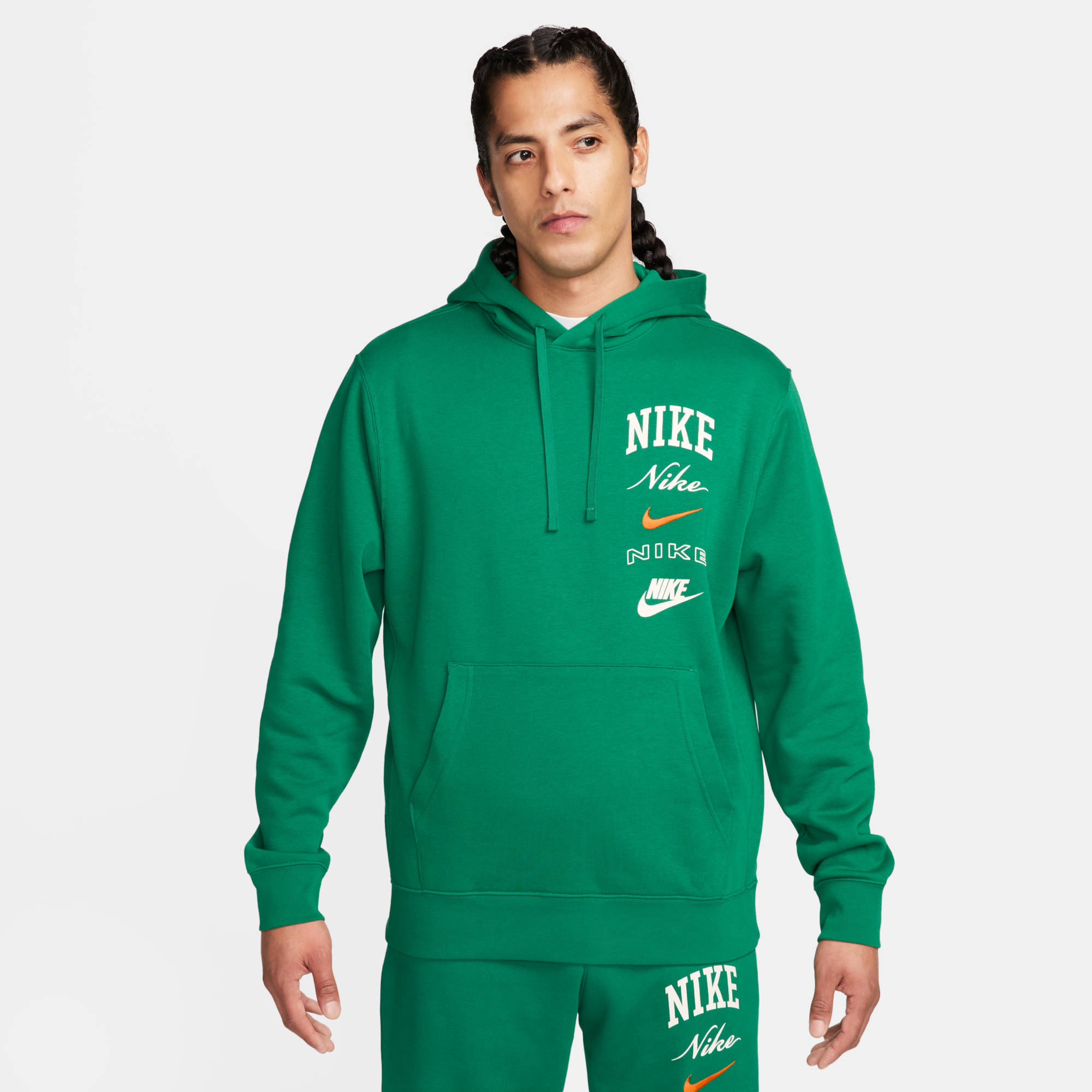 NIKE M NK CLUB BB PO HDY STACK GX MALACHITE/SAIL/SAFETY ORANGE