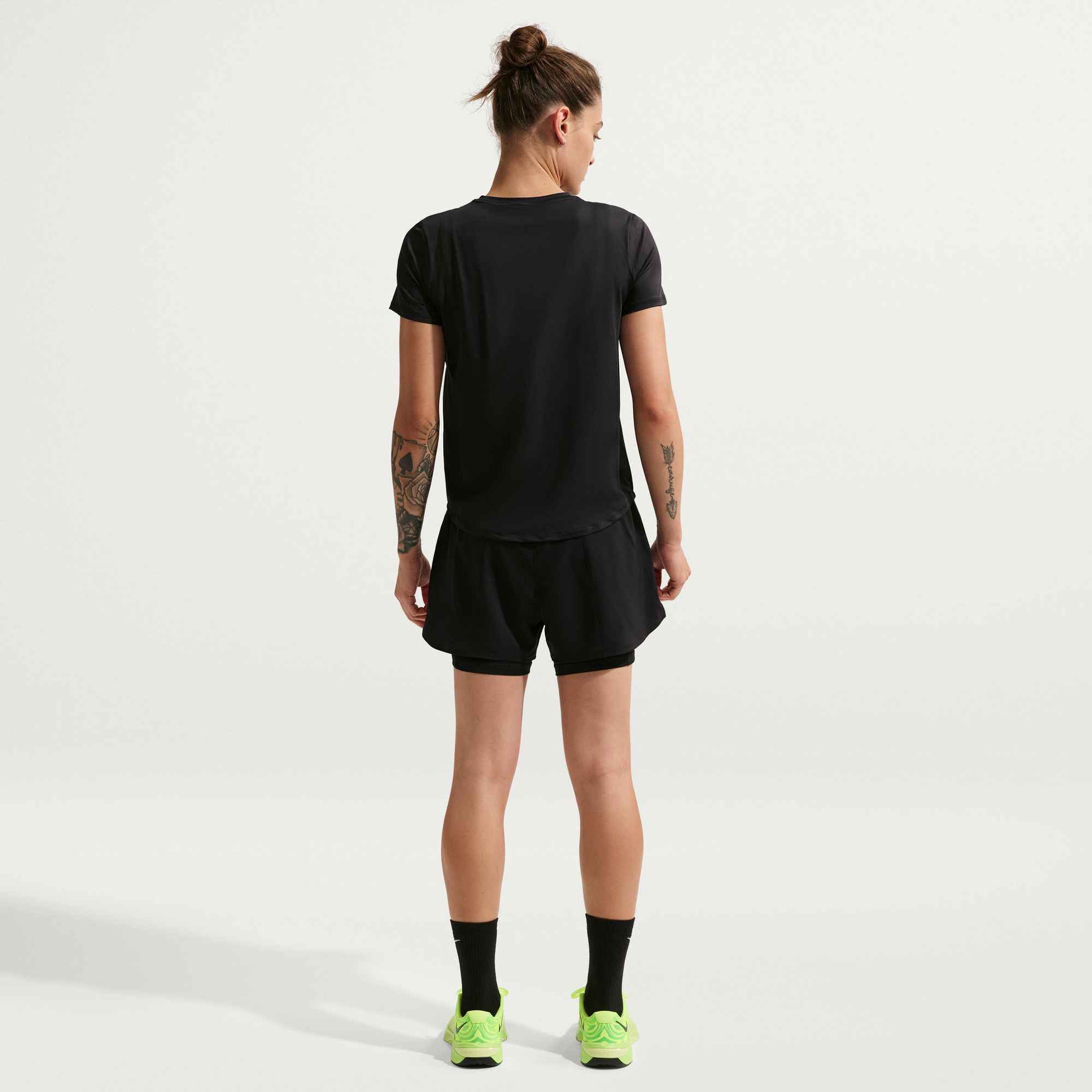 NIKE W NK ONE CLASSIC DF SS TOP BLACK/WHITE – Bild 2