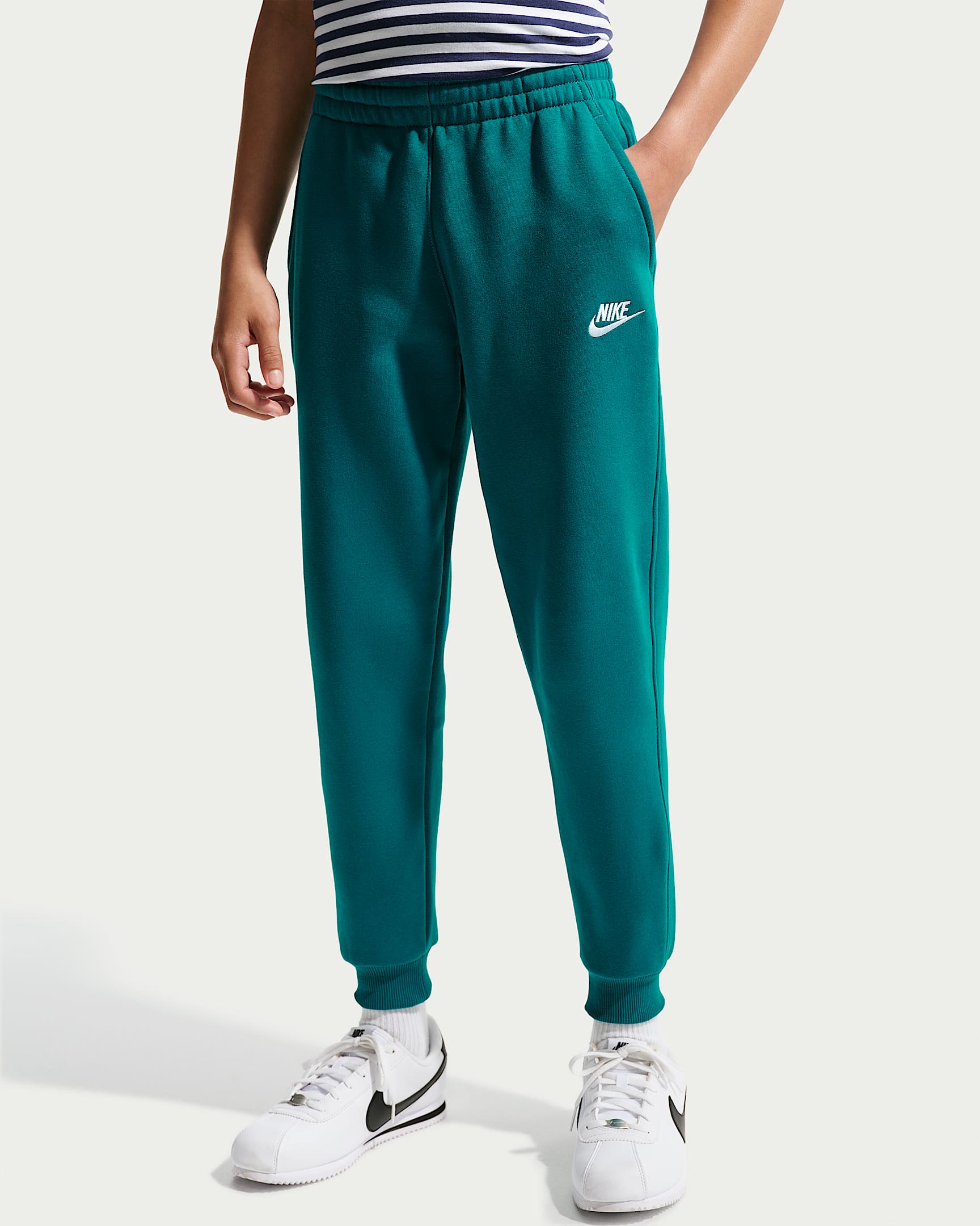 NIKE K NSW CLUB FLC JGGR LBR CAVE STONE/WHITE – Bild 2