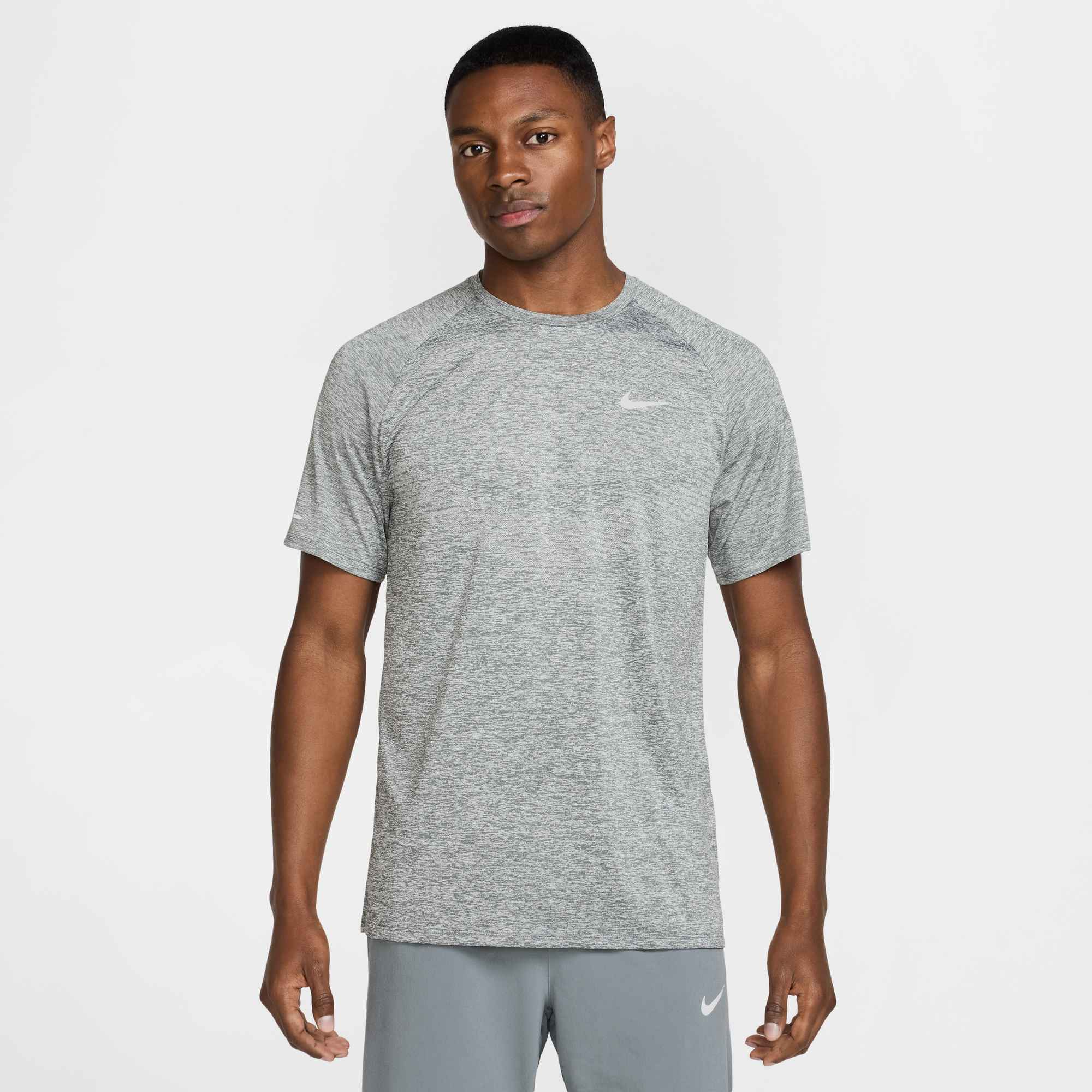 NIKE M NK DFADV STRIDE SS TOP SMOKE GREY/HTR/REFLECTIVE SILV