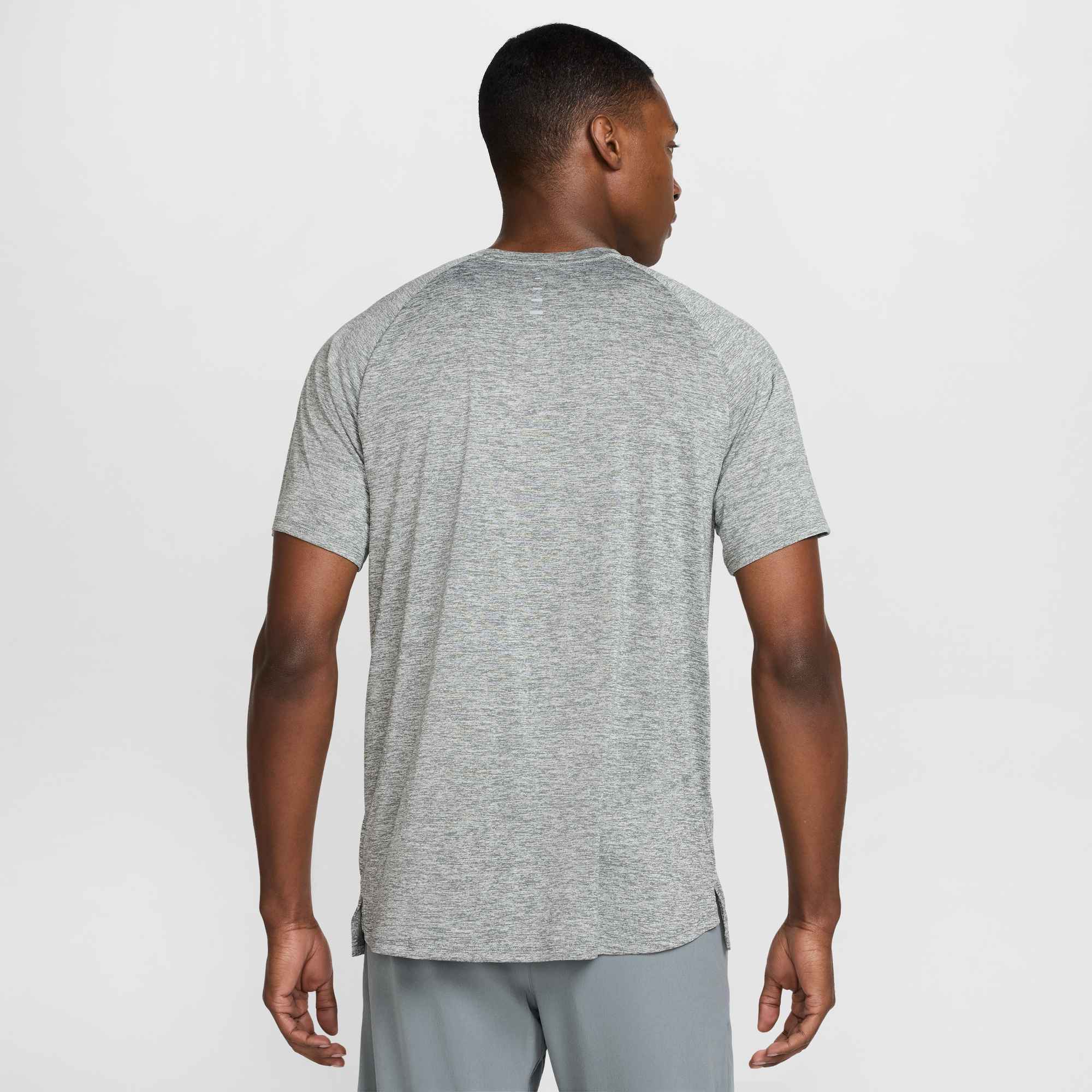 NIKE M NK DFADV STRIDE SS TOP SMOKE GREY/HTR/REFLECTIVE SILV – Bild 2