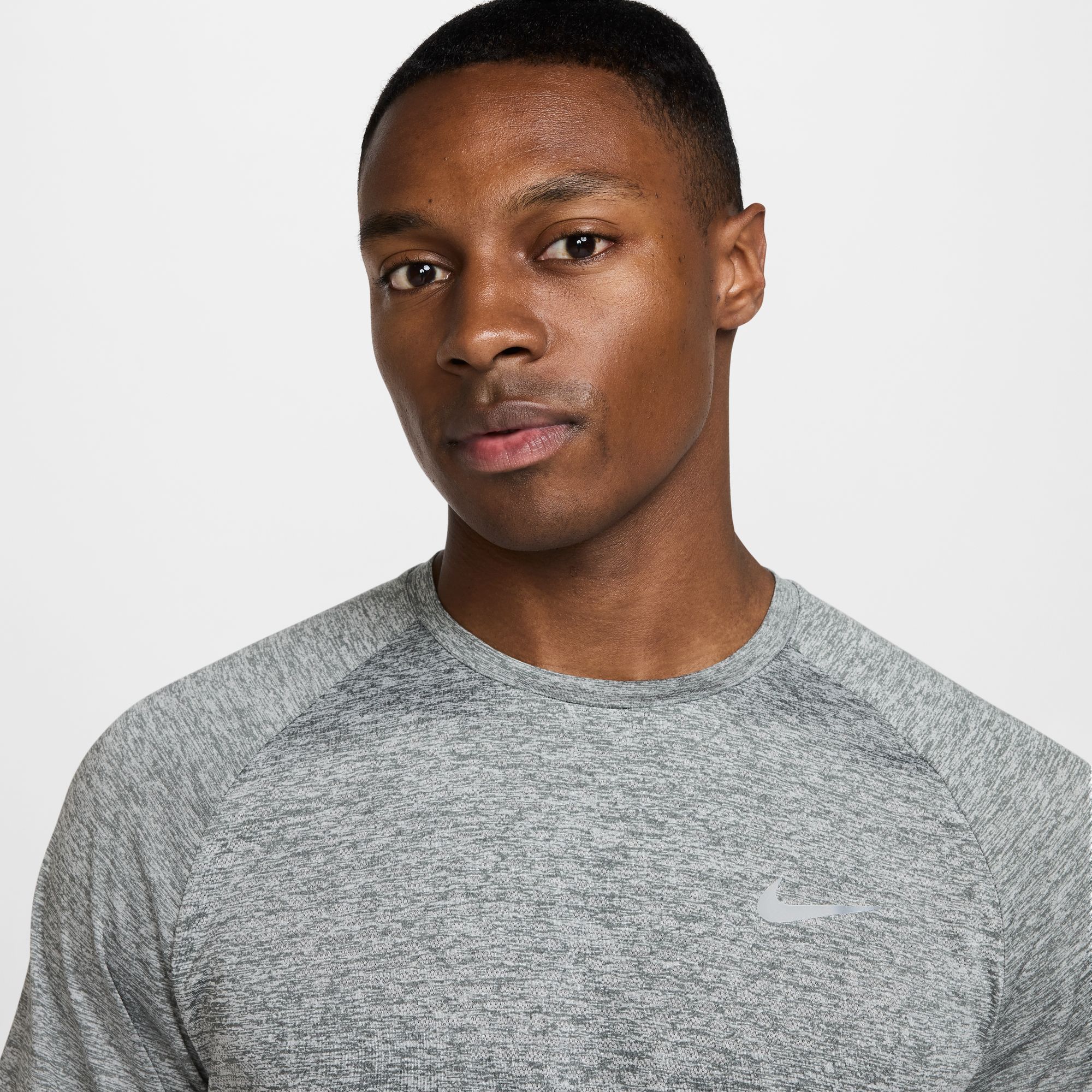 NIKE M NK DFADV STRIDE SS TOP SMOKE GREY/HTR/REFLECTIVE SILV – Bild 8