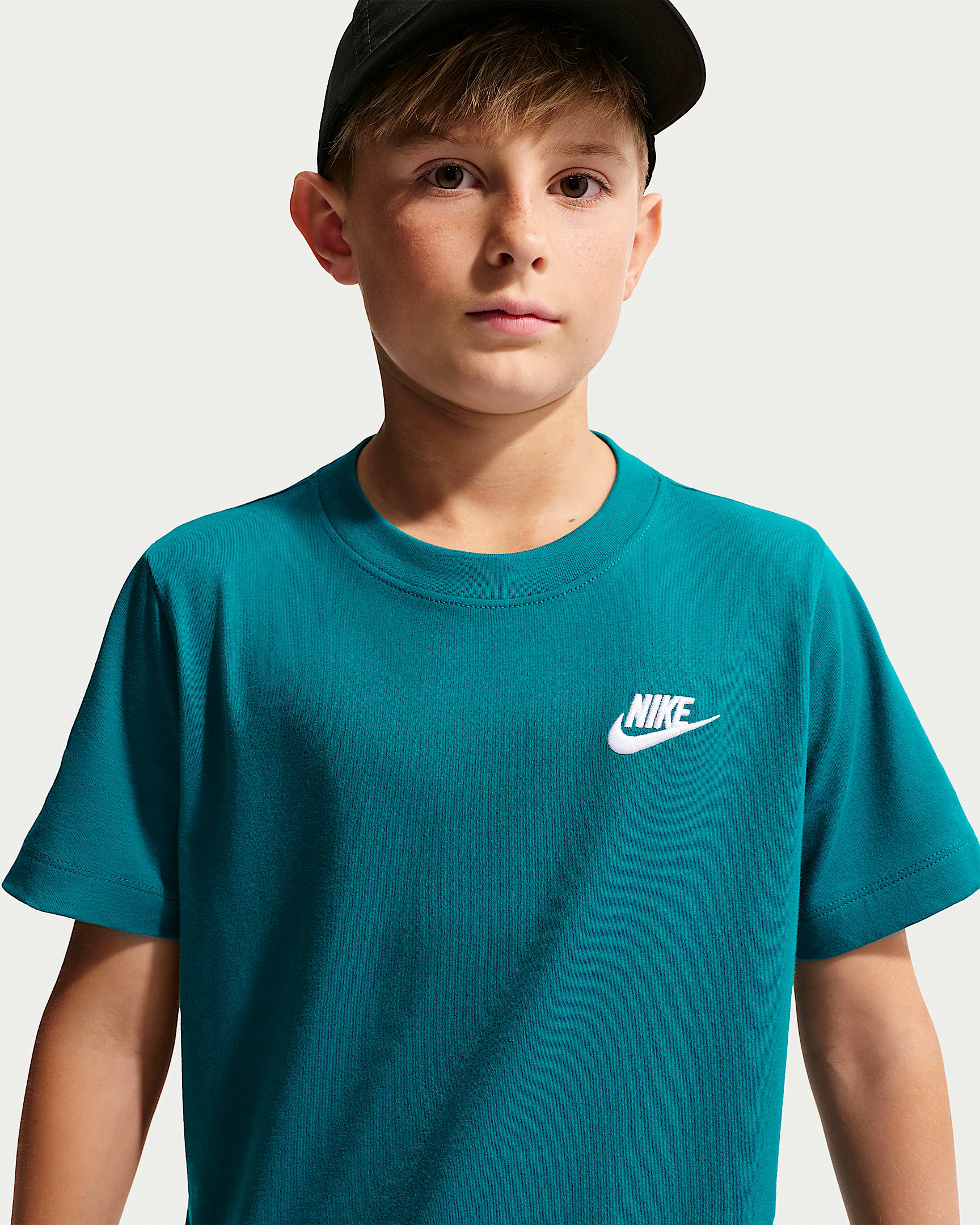 NIKE K NSW TEE EMB FUTURA LBR BRIGHT SPRUCE – Bild 3