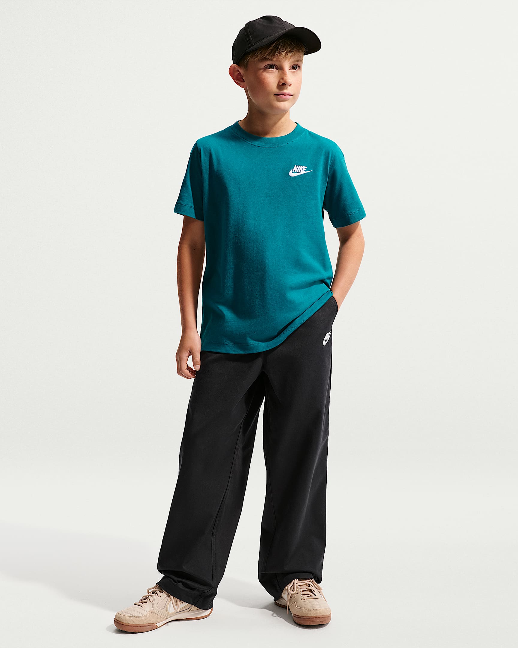 NIKE K NSW TEE EMB FUTURA LBR BRIGHT SPRUCE – Bild 4