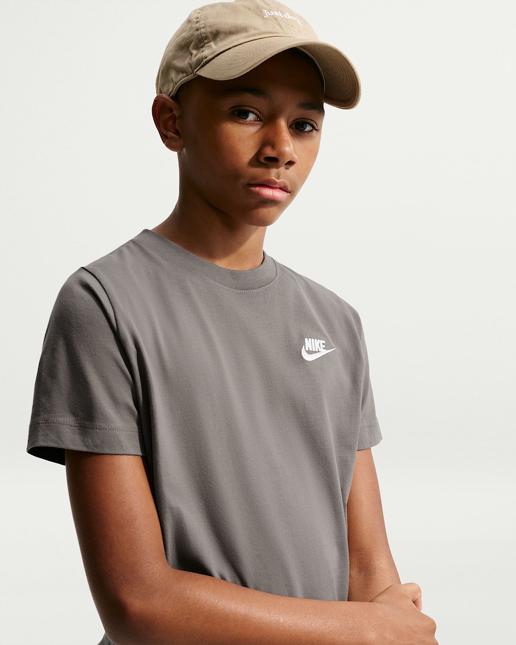 NIKE K NSW TEE EMB FUTURA LBR CAVE STONE – Bild 3