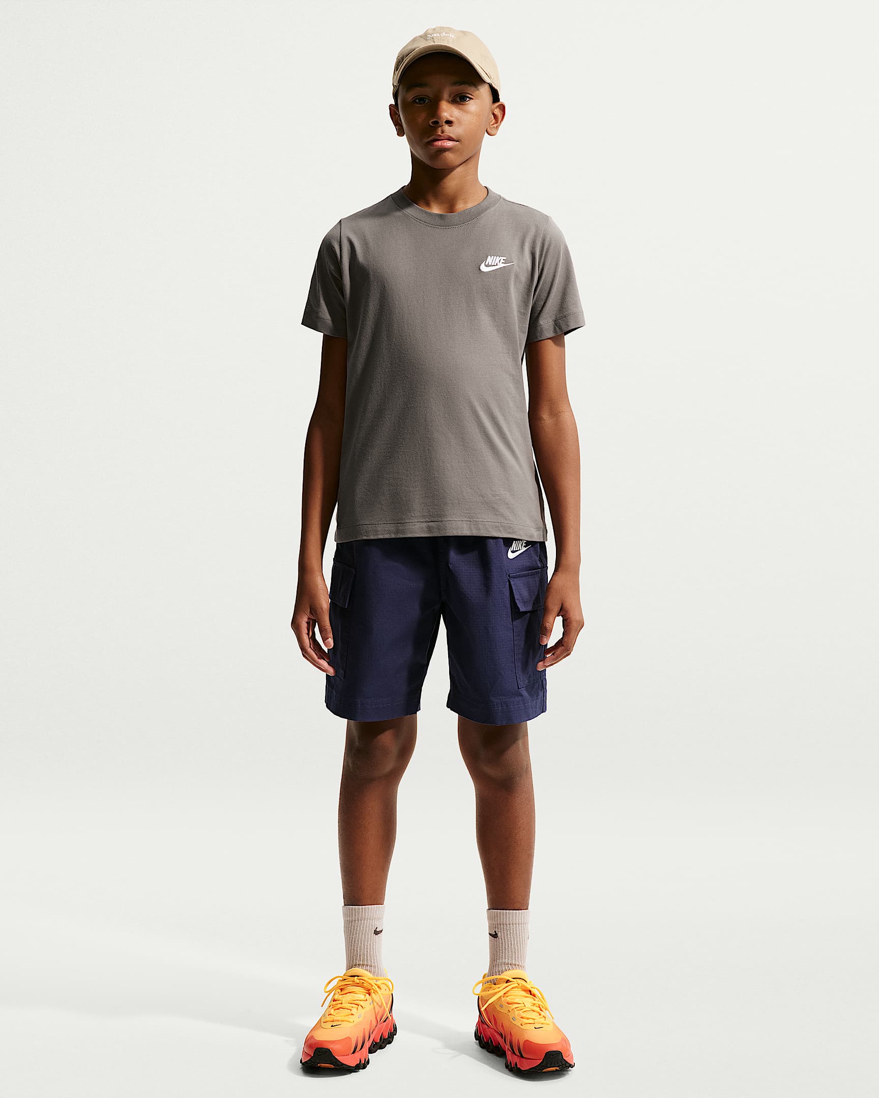 NIKE K NSW TEE EMB FUTURA LBR CAVE STONE – Bild 4