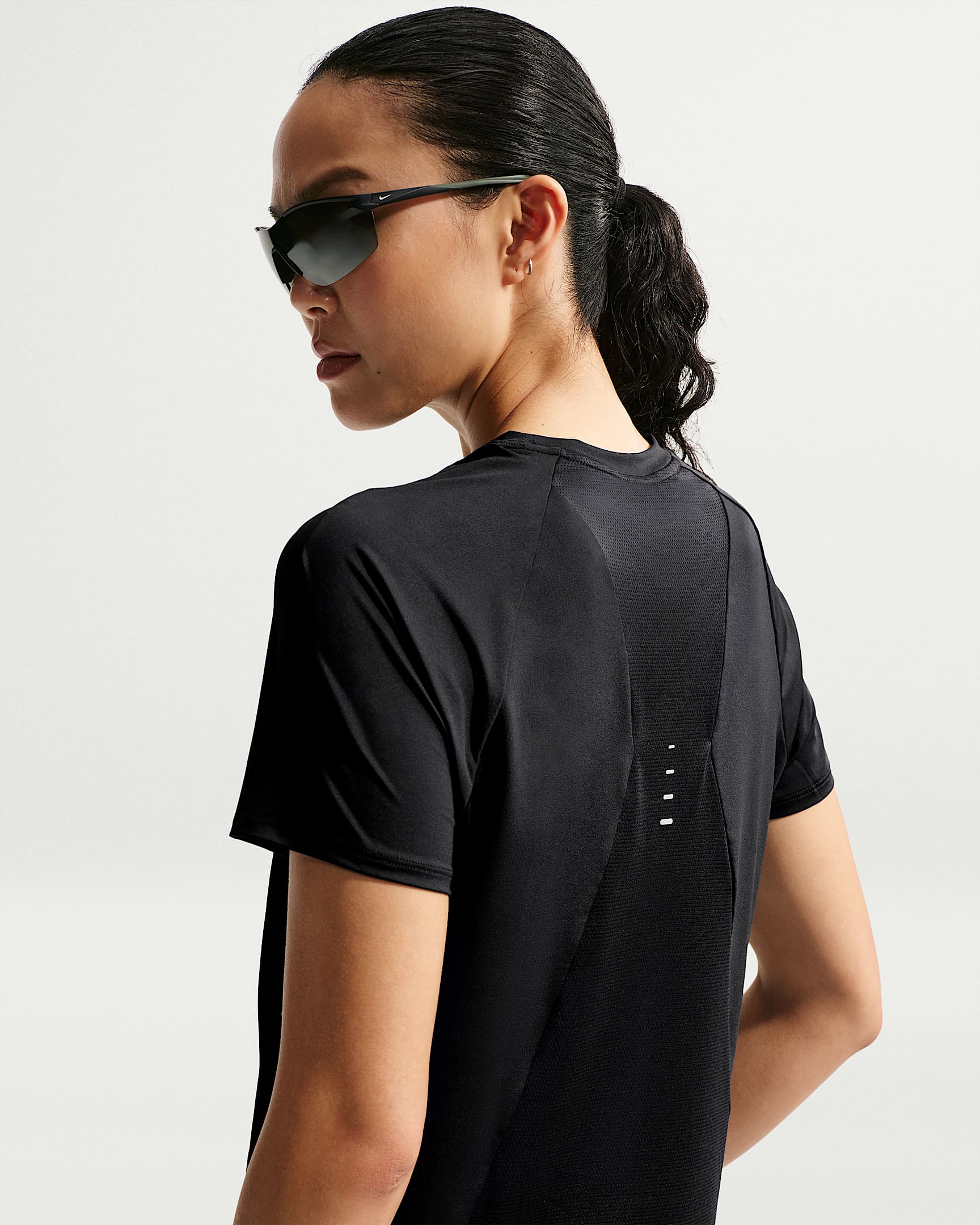 NIKE W NK SWIFT DF TOP SS STNDRD ALUMINUM/REFLECTIVE SILV – Bild 2